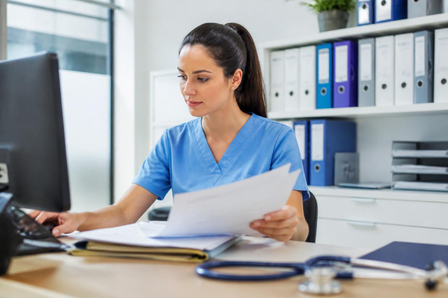 découvrez tout sur la formation de secrétaire médicale : métiers, salaires, débouchés et compétences nécessaires pour réussir dans ce secteur en pleine expansion.
